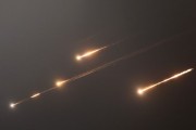 兰州伊朗以导弹齐射回应以色列的大规模袭击